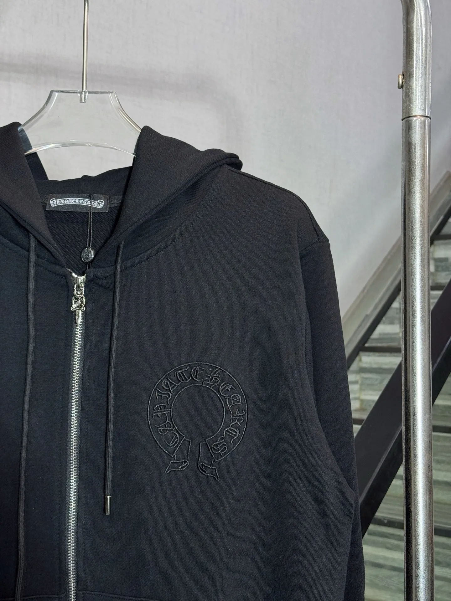 P320 model number: HE386 Chromehearts-Chrome heart embroidered horseshoe patch hooded jacket The fabric is made of 430g high-weight pure cotton double yarn fabric. The upper body is comfortable and warm, and the hand feels delicate and smooth. The horseshoes on the chest are made of heavy embroidery, and the embroidery is three-dimensional and full. The horseshoes on the back are sewn with custom patches to highlight the overall beauty of the clothes. The original hardware zippers are customized, and the clothes have a hooded design. The hem rows are made of the same color rows. The overall workmanship of the clothes is complex and heavy-duty, and it is made by a large factory. It has the original original label and all three labels. You can buy it with confidence.  Color: Black Size: S M L XL